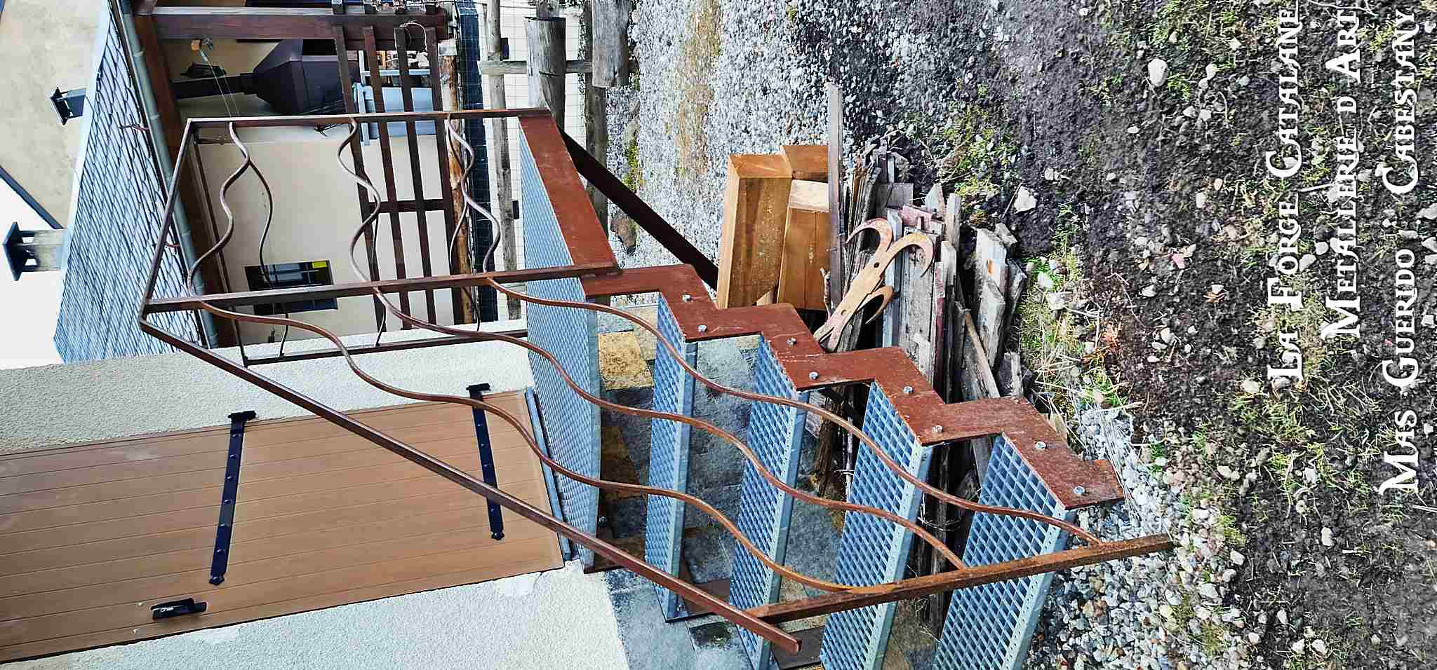 escalier limons cremaillere marche en caillebotis rampant en fer rond tordu forge catalane.jpg